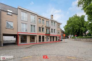 Immo Groot Leeuw vous propose cette propriété commerciale dans le centre de Sint-Pieters-Leeuw. L'immeuble commercial est divisé en un atelier de...