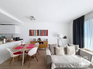 <p><strong>ETTERBEEK : </strong>Gelegen in de Europese wijk, vlakbij alle Europese instellingen, het openbaar vervoer en winkels, in het project "Belview", mooi ONGEMEUBELD appartement met 1 slaapkamer van ±67 m², gelegen op de 6e verdieping met lift. Het appartement bestaat uit een inkomhal met ingebouwde opbergkasten, een toilet, een technische ruimte, een volledig uitgeruste keuken (oven, kookplaat, dampkap, koelkast, diepvriezer en vaatwasser), een woonkamer van ±17 m², een zuidgericht terras van ±5 m² en een slaapkamer van ±14 m² met aangrenzende badkamer voorzien van een wasmachine en droogkast. Een kelder nr. 46 en een overdekte parkeerplaats nr. 29 zijn inbegrepen. Kosten: forfait van 100€/maand voor de gemeenschappelijke delen, plus een voorschot van 90€/maand voor warm water en verwarming. Eenmalige verhuisvergoeding van 50€ en 100€/jaar voor de afstand van verhaalverzekering. EPC: B+ Beschikbaar vanaf 01/11/2026.</p>
<p></p>
<p><u>Op de 6e verdieping</u> :</p>
<ul>
<li>Inkomhal met ingebouwde kasten</li>
<li>Toilet</li>
<li>Technische ruimte</li>
<li>Volledig uitgeruste keuken (oven, kookplaat, dampkap, koelkast, diepvriezer en vaatwasser)</li>
<li>Woonkamer ±17 m²</li>
<li>Zuidgericht terras ±5 m²</li>
<li>Slaapkamer ±14 m² met aangrenzende badkamer, wasmachine en droogkast</li>
</ul>
<p><br />Kelder nr. 46 en overdekte parkeerplaats nr. 29 inbegrepen.</p>