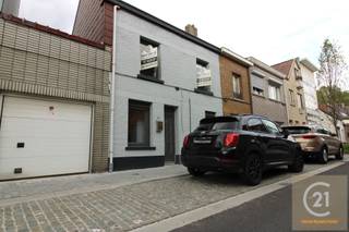 Deze prachtige woning met 3 slaapkamers en 2 badkamers, gelegen in het centrum van Vilvoorde, is onlangs met veel zorg en aandacht gerenoveerd. Deze woning is ideaal als kangeroowoning, wat betekent dat het een perfecte ruimte biedt voor twee generaties om comfortabel samen te wonen of als een aparte eenheid voor gasten. <br /><br />Bij het betreden van de woning valt meteen de heldere en ruime sfeer op, dankzij de moderne open plattegrond. De woonkamer is voorzien van grote ramen die overvloedig daglicht binnenlaten en een gezellige sfeer creëren.<br /><br />De keuken is een droom voor kookliefhebbers, met glanzende nieuwe apparatuur, stijlvolle kasten. De keuken is verbonden met de eetruimte.<br /><br />De woning heeft drie ruime slaapkamers, die allemaal zijn voorzien van grote ramen en inbouwkasten voor voldoende opbergruimte. De twee moderne badkamers zijn elegant betegeld en uitgerust met eigentijdse armaturen. Dit zorgt ervoor dat bewoners zowel comfort als privacy ervaren.<br /><br />Deze woning is gelegen in een vriendelijke buurt met gemakkelijke toegang tot voorzieningen, scholen en openbaar vervoer. Met de mogelijkheid om als kangeroowoning te dienen, biedt het veelzijdige mogelijkheden voor gezinnen die samen willen wonen, voor ouders met volwassen kinderen of voor investeerders die op zoek zijn naar een rendabele verhuurwoning. Het is een ideale combinatie van modern comfort en praktische flexibiliteit.<br />Beschikbaarheid woning af te spreken met eigenaar.