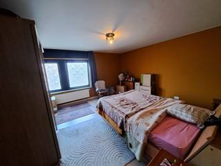 <p>Een gelijkvloers appartement bestaande uit een ruime woonkamer met open, ingerichte keuken, 2 ruime slaapkamers, badkamer, bergplaats, terras, tuintje (voorzien van kunstgras), 1 autostaanplaats, gezamenlijke fietsenberging.</p>