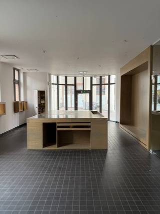 Deze winkel met uitnodigende gevel is gelegen in de toeristische Katelijnestraat in het hartje van Brugge. Ook is het gelegen naast een ondergrondse parking, super handig! De winkel heeft tal van lichtpartijen met dubbel glas, karaktervolle gevel, warmtepomp verwarming, kasten, ... Oppervlakte: 51m². Ideaal om een succesvolle zaak te runnen!! Ook handig om te verhuren met mooi rendement. Bovenliggend duplex appartement en twee achterliggende appartementen zijn ook te koop en worden nog helemaal gerenoveerd.