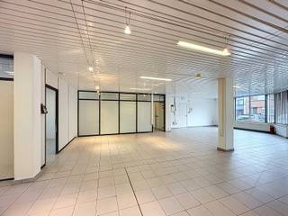 Te huur: commercieel gelijkvloers in het centrum van Zaventem, gelegen aan de Parklaan, op een drukke en goed zichtbare locatie.Dit handelspand,...