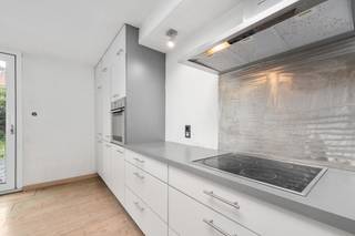 Bent u opzoek naar een woning die tal van mogelijkheden biedt en dat op een zeer goede locatie in Gentbrugge? Lees dan zeker verder.<br /><br />Deze te renoveren woning heeft vier slaapkamers, een ruime tuin en is gelegen in een rustige straat dichtbij het Arbedpark. Op slechts enkele minuten van bus, tram en station. Alle dagelijkse voorzieningen zoals bakker, slager, school en supermarkt liggen op korte wandelafstand. Bovendien bevindt de woning zich dichtbij de Gentbrugse Meersen.<br /><br /><strong>Indeling:</strong><br />- GLV:<strong> </strong>Via de ruime inkomhal (10m²) betreed je deze woning. links vind je de eerste grote leefruimte/ eetkamer (25m²), die naadloos overgaat in een tweede en even royale ruimte (23m²). Beide kamers bieden eindeloze mogelijkheden om naar eigen smaak in te richten, van gezellige zithoek tot stijlvolle eetkamer. De lichtrijke keuken (20m²) vormt het hart van het gelijkvloers, met grote raampartijen die overvloedig daglicht binnenlaten en een directe connectie met de tuin creëren. Aansluitend vind je nog een praktische berging (2m²). <br />- 1steV: Op deze verdieping bevinden zich de badkamer (13m²) met zowel ligbad als douche. De perfecte plek om te ontspannen en twee volwaardige slaapkamers (17m²-12m²). Daarnaast is er een apart toilet voor extra comfort. <br />- 2deV: Op de bovenste verdieping vind je nog twee ruime kamers (17m²-13m²) die je volledig naar wens kan inrichten als slaapkamers, bureauruimte of hobbykamers. De mogelijkheden zijn eindeloos. <br /><br />Deze woning is ideaal voor gezinnen die op zoek zijn naar ruimte, licht en vrijheid om hun droomhuis volledig zelf te creëren. <br />Denk jij hier je toekomst te zien? Contacteer ons snel voor een persoonlijk bezo