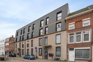 Dit moderne instapklare appartement (2020) is gelegen in het hartje van Lokeren, biedt alle moderne faciliteiten en is het ontworpen met het oog op functionaliteit en esthetiek.<br /><br />Het appartement beschikt over een ruime woonkamer met veel natuurlijk lichtinval, waardoor het een aangename en uitnodigende sfeer biedt. De open keuken is volledig uitgerust met hoogwaardige apparatuur.<br /><br />Het appartement beschikt over twee slaapkamers die beiden voldoende ruimte bieden. De badkamer is modern en voorzien van een inloopdouche en wastafel.<br /><br />Dit appartement is gelegen in Residentie Sering (2de verdieping) met een lift, wat het gemakkelijk maakt om toegang te krijgen tot de verschillende verdiepingen. Daarnaast beschikt het appartement over een ondergrondse garage met zijn eigen autostaanplaats en private kelderberging.<br /><br />Met een bewoonbare oppervlakte van 77 vierkante meter biedt dit appartement voldoende ruimte om comfortabel te leven. Het E-peil van 31 is uitstekend, wat betekent dat het appartement energiezuinig is en u kunt genieten van lagere energiekosten.<br /><br />De huurprijs bedraagt €775 + €70 vaste kosten per maand en het appartement is beschikbaar vanaf 04/2026.<br /><br />Kortom, dit appartement in Lokeren biedt alles wat u nodig heeft voor een comfortabel en modern leven. Met zijn moderne faciliteiten, ruime slaapkamers, eigen ondergrondse autostaanplaats, private kelderberging en energiezuinigheid, is het een ideale keuze voor iedereen die op zoek is naar een stijlvolle en praktische woning.<br /><br />Geïnteresseerd? Aarzel dan zeker niet om een afspraak in te plannen via onze website www.woonbureau.eu