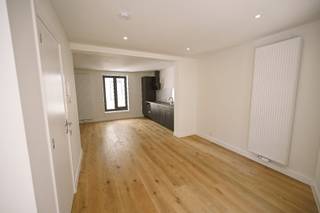 Modern, energetisch en hoogwaardig gerenoveerd appartement met massief parket op toplocatie in Blankenberge. Op slechts 600 meter van de zeedijk en...