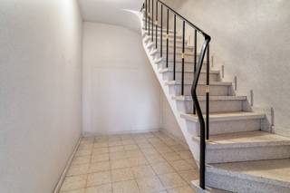 Instapklaar appartement te koop in het hart van Beerse, met een prachtig zicht op het levendige kerkplein.<br /><br />Dit lichtrijke appartement op het tweede verdiep verwelkomt je met een aangename woonkamer waar natuurlijk daglicht centraal staat en zorgt voor een warme, huiselijke sfeer. Aansluitend bevindt zich een ruime, gesloten keuken, uitgerust met praktisch kastwerk en de nodige toestellen – ideaal voor kookliefhebbers.<br /><br />De badkamer is voorzien van een comfortabel ligbad. Verder zijn er drie volwaardige slaapkamers, perfect voor een gezin, een thuiskantoor of extra hobbyruimte.<br /><br />Een bijkomende troef is het overdekte terras met handige berging, waar je het hele jaar door kan genieten van een rustige buitenruimte.<br /><br />Het appartement is momenteel niet verhuurd en dus onmiddellijk beschikbaar, wat het zowel interessant maakt voor eigen bewoning als investering. Daarnaast beschikt het over een garage en een gunstige EPC-score, wat bijdraagt aan energiezuinig en zorgeloos wonen.<br /><br />Kortom, een ideale opportuniteit voor wie centraal wil wonen met alle voorzieningen binnen handbereik, gecombineerd met ruimte, comfort en praktische troeven.