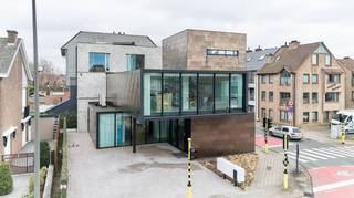 Hyper modern kantoorgebouw te koop langs een invalweg te Roeselare met mooie zichtbaarheid. Totale nuttige oppervlakte van 468m². Indeling:&gt; Gelijkvloerse kantoorruimte van 201m² met ontvangstruimte en receptie, trappenhal, vergaderzalen, landschapskantoor, apart bureel, keuken, sanitair gedeelte. &gt; Eerste en tweede verdiep van respectievelijk 175m² en 92m² bestaande uit verschillende burelen en vergaderzaal. Specificaties:- vloerverwarming en plafondkoeling- lucht/water warmtepomp- ventilatie systeem D- zonnescreens- alarm en camera bewaking- ingemaakte kasten- terras en extra buitenberging van 40m²Volledig ingericht en instapklaar.Parking voor 4 tal wagens voor het kantoor + mogelijkheid op 6 extra parkeerplaatsen bij te huren naast de deur. Kantoorgebouw met heel veel uitstraling gelegen op de hoek van de Westlaan en Iepersestraat te Roeselare met grote zichtbaarheid.Aarzel niet contact op te nemen met DEWAELE indien dit bedrijfsvastgoed bestaande uit een kantoorgebouw te koop u kan interesseren op 051 21 22 23.