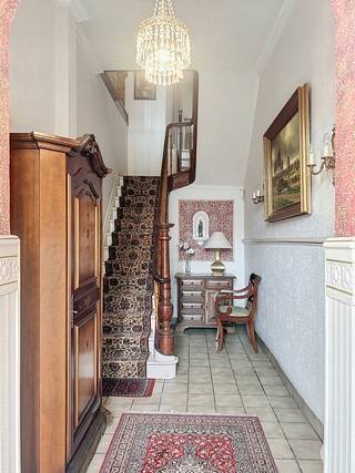 In het centrum van Herenthout bevindt zich deze te renoveren maar zeer charmante herenwoning, doordrenkt met karakter en elegantie...