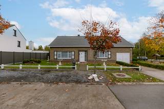 Charmante te renoveren gezinswoning met ruimte en veel potentieel in residentiële wijk<br /><br />Ontdek deze ruime, te renoveren gezinswoning met veel karakter en mogelijkheden, gelegen in een rustige, kindvriendelijke woonwijk in Drongen. De woning bevindt zich op een perceel van 619 m² en geniet van een uitstekende ligging nabij alle belangrijke invalswegen, openbaar vervoer, winkels en scholen.<br /><br />Op het gelijkvloers verwelkomt de inkomhal met vestiairekast je in een lichte en ruime leefruimte met natuurstenen vloer. Aansluitend vind je de ingerichte keuken met directe toegang tot de tuin. Verder zijn er op deze verdieping twee ruime slaapkamers met ingemaakte kasten, een badkamer met ligbad, douche en dubbel wasmeubel, en een apart toilet. De garage met automatische poort en de bijkeuken/wasplaats zorgen voor extra comfort en opbergruimte.<br /><br />Op de eerste verdieping bevindt zich een derde ruime slaapkamer en een grote zolder met tal van mogelijkheden; ideaal om extra kamers of een tweede badkamer te creëren. Het dak werd enkele jaren geleden reeds vernieuwd. <br /><br />Buiten geniet je van een volledig aangelegde tuin met tuinhuis, rechtstreeks toegankelijk vanaf de straatzijde. De ruime oprit biedt voldoende parkeergelegenheid. Bovendien beschikt de woning reeds over dubbele beglazing en elektrische rolluiken.<br /><br />De zuidwestgerichte tuin zorgt voor een prachtige lichtinval en een zalige buitenbeleving.<br /><br />Kortom: deze woning combineert ruimte, rust en een topligging; de ideale kans voor wie op zoek is naar een gezinswoning met solide structuur en renovatiepotentieel in het hart van Drongen.<br /><br />Interesse? CONTACT Laura via 0473 41 35 62 of email naar laura@vicusvastgoed.be