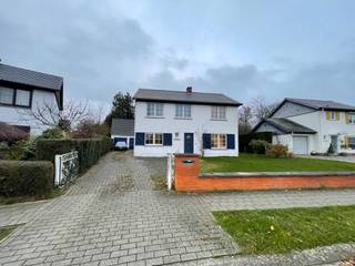 Charmante ruime gezinswoning op toplocatie.<br /><br />Op de rand van de stad, vlakbij winkels, scholen en openbaar vervoer, staat deze lichtrijke woning met vier slaapkamers en een ruime tuin. <br /><br />Deze woning beschikt over een ruime gerenoveerde leefruimte (37 m²) met veel lichtinval en een betoverend haardvuur. Er is een ruime keuken van 21m². Keuken en leefruimte geven uit op een veranda (26m²) die zich uitstrekt over de lengte van het huis. In de inkomhal vind je een apart toilet en de trap naar de eerste verdieping.<br /><br />De brede overloop op de eerste verdieping geeft uit op de vier comfortabele slaapkamers en de badkamer.<br />De zolder strekt zich uit over het huis en biedt eveneens potentieel voor een extra ruimte. Een deel van de zolder deed vroeger dienst als extra kamer. <br /><br />Los van het huis is een extra gebouw (30 m²) met een verdieping. Momenteel bevindt zich daar een dubbele garage en het op het verdiep was een werkatelier. Je kan met dit gebouw veel kanten uit.<br /><br />De grote zonnige tuin is echt een troef. Kinderen kunnen hier naar hartelust ravotten, maar je kan er ook volledig tot rust komen en je vindt er alle privacy die je nodig hebt.<br /><br />De woning heeft veel troeven maar ze heeft een beetje liefde nodig om het volle potentieel te kunnen benutten, wat het pand bijzonder interessant maakt voor wie graag een huis naar eigen smaak wil moderniseren.<br /><br />De meeste ramen hebben dubbel glas. Enkel het deel dat grenst aan de veranda is nog enkel glas.<br />Verwarming is op gas<br /><br />Troeven in het kort:<br />• Gezellige (gerenoveerde) leefruimte van 37 m² met open haard<br />• Keuken van 21 m² en veranda van 26 m²<br />• 4 slaapkamers en badkamer op de eerste verdieping<br />• Grote zolder met tal van mogelijkheden<br />• Extra bijgebouw dat dienst doet als dubbele garage (30 m²) met werkplaats <br />• Zonnige tuin met veel privacy<br />• Verwarming op gas<br /><br />Wens je een bezoek ? Stuur een mail naar camielhuysmanslaan9@gmail.com of bel naar 0486035074 (enkel na 18u).<br />