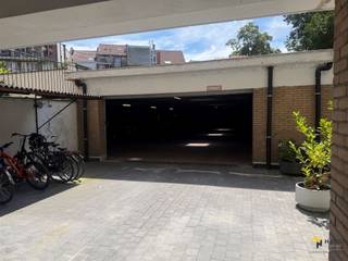 <p><span>Overdekte autostaanplaats te koop in de Van Eycklei 42, 2018 Antwerpen</span></p><p><span> </span></p><p><span>De overdekte autostaanplaats op het gelijkvloers is te bereiken via de Van Eycklei 42 en binnenrijden doe je via de automatische poort met een badge of sleutels.</span></p><p><span> </span></p><p><span>Linkse garagepoort</span></p><p><span>Breedte 2.5m</span></p><p><span>Hoogte 2m</span></p><p><span> </span></p><p><span>Staanplaats ondergronds</span></p><p><span>Breedte 2.7m</span></p><p><span>Hoogte 2.3m</span></p><p><span>Diepte 6m</span></p><p><span> </span></p><p><span> </span></p><p><span>Rechtse garagepoort</span></p><p><span>Breedte 2.7m</span></p><p><span>Hoogte 2m</span></p><p><span> </span></p><p><span>Staanplaats bovengronds</span></p><p><span>Breedte 2.5m</span></p><p><span>Hoogte 2.3m</span></p><p><span>Diepte 6m</span></p><p><span> </span></p><p><span> </span></p><p><span> </span></p><p><span>Voor meer info of een gratis schatting surf naar </span><span><span>www.hansimmo.be</span></span></p><p><span> </span></p>