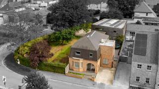 Op een ruim hoekperceel van 1.027 m², gelegen in de Sint-Antoniusstraat 14 te Meulebeke, vindt u deze ruime, instapklare woning van maar liefst 240 m² bewoonbare oppervlakte, gecombineerd met een loods van 143 m². Dankzij de ligging op wandelafstand van het provinciedomein ’t Veld geniet u hier bovendien van een aangename combinatie van rust, groen en bereikbaarheid.<br /><br />PLUSPUNTEN:<br />* GUNSTIGE LIGGING | INSTAPKLAAR <br />* LOODS 143 m² | WOONST 240 m² <br />* CONFORME ELEKTRISCHE KEURING | EPC B-LABEL <br />* ZONNEPANELEN (19 STUKS x 335 Wp) <br />* ASBESTVRIJ <br />* AIRCO <br /><br />RUIM, LICHTRIJKE EN AANGENAAM WONEN (Totaalrenovatie 2017):<br />U komt binnen via de inkomhal die meteen toegang biedt tot de ruime en lichtrijke leefruimte van 34,50 m². Deze ruimte omvat zowel een sfeervolle zit- als eethoek en sluit aan op een aparte leeshoek/speelhoek van 14 m². Aansluitend is er de open en volledig ingerichte keuken van 21 m². Verder beschikt het gelijkvloers over een ingerichte wasplaats van 9 m² uitgerust met inloopdouche. Tot slot een apart gastentoilet alsook een droge kelder. Via de nachthal op de eerste verdieping is er toegang tot 4 volwaardige slaapkamers (17,50 m² | 14 m² | 13,50 m² | 10,50 m²) alsook de berging/bureau (4,50 m²). Verder is er de ingerichte badkamer (dubbele lavabo met meubel, ligbad, inloopdouche). Aansluitend bevindt zich bovendien een praktische ingerichte dressing van 7 m², alsook een apart gastentoilet. Tot slot is er nog de zolderverdieping te betreden via een vouwtrap.<br /><br />LOODS 143 m² - ABSOLUTE MEERWAARDE (nieuwbouw 2018) <br />De afzonderlijke loods van 143 m², biedt eindeloos veel mogelijkheden. Via de automatische inrijpoort (Provinciaal Domeinstraat) is er toegang tot de loods. De loods heeft een hoogte van 5,5 meter (met automatische poort (hoogte 4,50 m breedte 5,80 m). De loods is volledig met hout bekleed en leent zich uitstekend als atelier, opslagruimte of hobbyruimte. De aansluitende oprit van ca. 117 m² biedt bovendien mogelijkheden voor parkeren en extra opslag. <br /><br />GENIETEN VAN BUITENRUIMTE<br />Ook buiten komt u niets tekort. De woning beschikt over een ruime, zongerichte en volgroeide tuin, die volledig is afgesloten en daardoor bijzonder aangenaam en kindvriendelijk is. Verschillende terrassen bieden volop mogelijkheden om te genieten van de zon en het groen. Het overdekte terras in eik vormt de perfecte plek voor gezellige momenten met familie en vrienden, ongeacht het weer.