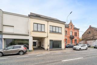 <p>Het gebouw is gelegen op een gunstige ligging nabij het station van Haaltert en kortbij oprit in Aalst. Verder zijn de nodige winkels, scholen, openbaar vervoer, etc. op wandelafstand.<br /><br />Indeling gebouw:<br /><u>Gelijkvloerse verdieping:</u><br />Er zijn 2 studio's aanwezig, waarvan één met een afzonderlijke ingang.<br />De entiteit langs de voorzijde beschikt over een leefruimte, keuken, badkamer en ruime berging.<br />Degene langs de achterzijde beschikt over een leefruimte met open keuken en badkamer.<br /><u>1ste en 2de verdieping:</u><br />De eerste entiteit beschikt op de eerste verdieping over een leefruimte, met gesloten keuken en toilet. Op de tweede verdieping is er een slaapkamer en badkamer.<br />De tweede entiteit bestaat uit een ruime leefruimte met open keuken, berging en badkamer. De tweede verdieping biedt een slaapkamer.<br /><br />Het gebouw heeft in 2003 een grondige renovatie ondergaan (buitenschrijnwerk, elektriciteit, dak, centrale verwarming, etc.). Elk appartement beschikt over zijn eigen nutsvoorzieningen (individueel), met verwarming op aardgas.<br /><br />Entiteit 1: 43m² - EPC 425kWh/m²<br />Entiteit 2: 37m² - EPC 596kWh/m²<br />Entiteit 3: 66m² - EPC 306kWh/m²<br />Entiteit 4: 62m² - EPC 343kWh/m²<br /><br />Elke entiteit is voorzien van een eigen keuken en badkamer. Het gebouw dient opgefrist te worden.<br />Allen asbestveilig, conform elektriciteit en 3/4 conformiteitsattesten aanwezig.</p>