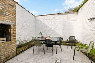Instapklare en vergunde vakantiewoning in hartje Nieuwpoort-stad op 100 m².Deze ruime rijwoning met een bewoonbare oppervlakte van 352 m² beschikt...