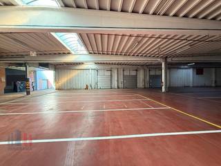 Uitstekend gelegen bedrijfsgebouw met verschillende mogelijkheden, bestaande uit een<strong> ruime magazijnruimte</strong> van 15.111 m² (hal A+B) en gelegen op <strong>zichtlocatie </strong>langs de <strong>E17</strong>. Vlot bereikbaar op slechts 6 minuten van de op- en afrit 15 'Sint-Niklaas centrum' van de E17, met onmiddellijke verbinding naar de E34.<br /><br />Het magazijn is uitgerust met twee sectionale poorten, <strong>zes laadkade</strong>s en grote lichtstraten. Extra poorten of laadkades zijn bespreekbaar. Rond het gebouw bevindt zich een deels <strong>verhard terrein</strong> van maar liefst 3.000 m² met een zeer<strong> ruime parkeer- en manoeuvreerruimte</strong>. <br /><br />Afhankelijk van uw bedrijfsbehoeften zijn <strong>grotere of kleinere oppervlaktes beschikbaar</strong>, en er is tevens mogelijkheid tot het bijhuren van een kantoorruimte. Bovendien is een flexibele huurtermijn bespreekbaar, waardoor deze locatie zich uitstekend leent voor zowel tijdelijke als langdurige huur. <strong>Onmiddellijk beschikbaar</strong>!<br /><br />Contacteer PANORAMA voor bijkomende inlichtingen of een vrijblijvend plaatsbezoek via <strong>0477 06 30 30.</strong>