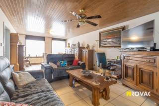 Dit appartement op de 1ste verdieping bevindt zich op de Bosmolens te Izegem. Indeling: inkom, apart gastentoilet, leefruimte, ingerichte...