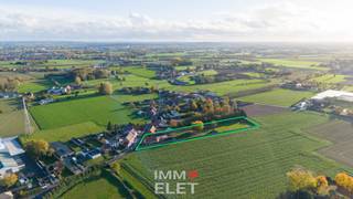 Landelijk gelegen woning met bijgebouw/ opslagplaats; Gunstige rustige toplocatie nabij alles wat men nodig heeft aan winkels, bakker, slager, openbaar vervoer alsook verbindingen naar de E17; Indeling woning: Inkomhal, gastentoilet met handwasser; Berging met wasplaats en hoek met technieken: vernieuwde warm/koudwaterleidingen, vloerverwarming, elektriciteit,..; Gelijkvloerse master bedroom met aansluitend, een badkamer met inloopdouche, wastafel en ligbad; L-Vormige woonkamer gashaard; Open keuken met eiland en ontbijthoek en alle comfort (vaatwas, koelkast, gasvuur en oven Borretti, afzuigkap, stenen gootsteen, natuurstenen werkbladen,..); Afwerking in natuursteen en hoogwaardige steen- en houten materialen; Droge ruime kelder; Traphal, uitgekleed met ledverlichting naar bovenverdieping; Deze ruimtes vragen nog wat afwerking in de hal en de ruimte voorzien voor een tweede badkamer; Nog 2 ruime slaapkamers; Combi dubbele beglazing/ hoogrendementsbeglazing in kunststof en hout; Vloerverwarming (gv) en centrale verwarming (boven) via aardgas; EPC D; Conforme elektrische installatie; Bijgebouw met opslagruimte waarin nog een ingerichte studio is met keukenblok, woonkamer en badkamer met inloopdouche, wastafel en toilet; Carport en mooi aangelegde binnenkoer; Grote aangelegde tuin, een royaal perceel, volledig voorzien van een degelijke omheining, een geautomatischeerde zwartmetalen schuifpoort en mooie groenzones; Eigendom die veel privacy en ruimte biedt; Vrij: bij akte na betaling; Info en bezoek: julie@elet.immo; Bekijk onze video via onze facebook pagina IMMO ELET;