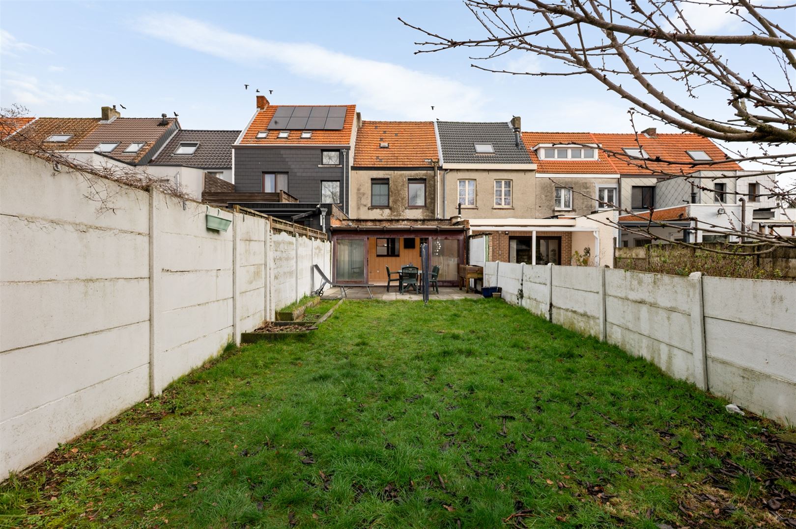 Te renoveren gezinswoning met 4 slaapkamers in dorpskern. - foto 3