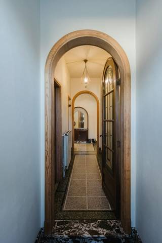 Gelegen in de Doorniksewijk, biedt dit statige burgerhuis met een mooie gevel een ideale combinatie van historische charme en mooie woonvolumes. <br /><br />INDELING:<br /><br />GELIJKVLOERS:<br />- charmante inkomhal<br />- gezellige leefruimte met parket<br />- ruime keuken met eetplaats en zicht op de tuin<br />- grote praktische berging<br />- gastentoilet<br />- gezellige stadstuin<br />- grote kelder<br /><br />1e VERDIEPING:<br />- slaapkamer/bureau met ingemaakte kasten<br />- badkamer met ligbad, dubbele lavabo en toilet<br />- ruime tweede slaapkamer<br /><br />2e VERDIEPING:<br />- 2 slaapkamers<br />- badkamer met douchecabine, lavabo<br /><br />ALGEMEEN:<br />- garage voorzien voor zeker 2 wagens<br />- recent opgefrist<br />- ruime kamers<br />- uiterst charmante woning<br />- art-decostijl<br />- topligging<br /><br />Interesse in deze prachtige woning? Vraag zeker uw bezoek aan via www.dewaele.com!