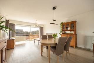 <p>Dit appartement is gelegen op de tweede verdieping van een verzorgd gebouw met lift, aan de Hovesesteenweg in Boechout.</p>
<p>Bij binnenkomst kom je in een ruime inkomhal die toegang biedt tot de verschillende ruimtes. De lichtrijke woonkamer, met toegang tot het aangenaam terras, sluit naadloos aan op de keuken. Deze is uitgerust met een praktische, kleine berging. Verder beschikt het appartement over twee volwaardige slaapkamers, een apart toilet en een badkamer die in 2025 nog werd aangepast. Daarnaast is er nog een extra berging aanwezig in het appartement.</p>
<p>Extra opslagruimte is voorzien via een privatieve kelderberging.</p>
<p>Het appartement dient opgefrist te worden, maar beschikt wel over conforme elektriciteit. In het gebouw werden reeds belangrijke werken uitgevoerd, waaronder de vernieuwing van het dak.</p>
<p>Bij het appartement hoort bovendien een ondergrondse staanplaats, dewelke inbegrepen is in de prijs.</p>
<p><strong>Enkele troeven op een rij:<br /></strong>✔️ Conforme elektriciteit<br />✔️ Ondergrondse staanplaats inbegrepen<br />✔️ Gunstige ligging<br />✔️ Dak van het appartementsgebouw werd reeds vernieuwd.</p>
<p>Plan jouw bezoek in via 0492 83 88 19 of jarno@groepvanhaute.be</p>