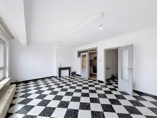 <p><strong>Aangenaam en lichtrijk appartement met twee slaapkamers </strong><br />Gelegen op de 3e verdieping (zonder lift) in het centrum van Jette.</p>
<p>U komt binnen via een inkomhal met handige bergruimte en een apart toilet. De ruime leefruimte van 28 m² zorgt voor een gezellige woonomgeving, aansluitend op een ingerichte keuken. Verder beschikt het appartement over twee slaapkamers (8 m² en 13 m²), een badkamer met lavabo en een douche in bad, evenals een aangenaam gesloten balkon. Extra bergruimte vindt u in de privatieve kelder.</p>
<p>EPC: 205 kWh/m² (label D).</p>
<br />
<p></p>