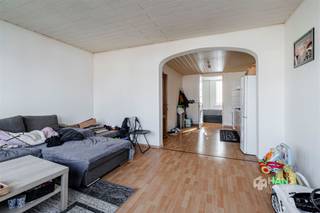 <p><span>Paulus Beyestraat 156 - Deurne</span></p><p><span> </span></p><p><span>Opbrengsteigendom (210 m²) bestaande uit 4 wooneenheden in Deurne</span></p><p><span>Deze opbrengsteigendom op een centrale locatie in de Paulus Beyestraat bestaat momenteel uit 2 appartementen en 2 studio</span><span>’</span><span>s, verdeeld over 3 bouwlagen. De vier woonentiteiten zijn momenteel verhuurd. Het gebouw werd gedeeltelijk gerenoveerd in 2008 en beschikt over PVC-ramen met dubbele beglazing. Het dak werd vernieuwd in 2000 en in 2008 werden onder meer delen van de loodgieterij (2 CV ketels in 2021) en elektriciteit vernieuwd (conform).</span></p><p><span>Op het gelijkvloers bevindt zich een appartement van ca. 55 m² met 1 slaapkamer en een zuid-west-georiënteerde tuin van ca. 30 m². Dit appartement werd volledig vernieuwd in 2008. </span></p><p><span>De eerste verdieping omvat een appartement van ca. 70 m² met 1 slaapkamer. Op de tweede verdieping bevinden zich 2 studio</span><span>’</span><span>s van respectievelijk 40 m² en 30 m² die mits kleine aanpassingen om te vormen zijn naar 1 appartement van 70m². </span></p><p><span>Extra bergruimte is voorzien in de droge kelder van 30 m². </span></p><p><span>Kortom: een interessante opbrengsteigendom met 4 verhuurde woonentiteiten, opbrengst van € 2050 per maand en verdere optimalisatiemogelijkheden. Mis deze kans niet! </span></p><p><span>Bewoonbare opp. 210 m² ref.: bruto vloeropp. Voor meer info of een gratis schatting surf naar </span><span><span>www.hansimmo.be</span></span></p><p><span> </span></p>