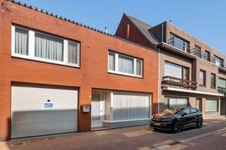 Deze te renoveren woning met inpandige garage is gelegen in het centrum van Retie. Alle winkels liggen op maximaal 100 meter van deze woning.<br />Maar toch is dit pand gelegen in een rustige doodlopende straat. Er is tevens voldoende parkeergelegenheid in de directe omgeving.<br /><br />We betreden de woning en komen binnen in de zeer ruime woon -en eetkamer die is opgedeeld in twee ruimtes. Hier heeft u tal van mogelijkheden bij een renovatie. Deze ruimte laat onder andere toe om er een keuken te integreren met kookeiland,....<br />Dan komen we in de huidige keuken terecht om dan ons te begeven naar de badkamer met bad en een lavabo. <br />Daarna gaan we via de traphal naar de eerste verdieping waar zich 6 slaapkamers bevinden.<br />Ook hier heeft u tal van mogelijkheden om er bijvoorbeeld een mooi uitgeruste badkamer te plaatsen, een hobbykamer een kantoorruimte,........<br /><br />Er is een omheinde tuin met een bijgebouw dat onder andere kan gebruikt worden als opbergruimte<br /><br />Dus voor wie de handen uit de mouwen wil steken en graag woont in het centrum van Retie weliswaar in een rustige omgeving is dit een buitenkans!!!!