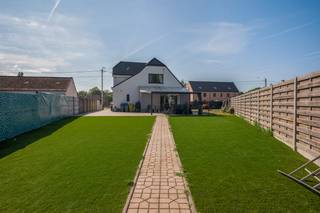 <span>In de groene rand van Herselt bevindt zich deze gerenoveerde eengezinswoning met 3 slaapkamers en gezellige tuin.</span><br /><br />Deze prima onderhouden gezinswoning bevindt zich tussen centra Herselt en Westerlo, wat maakt dat winkels, scholen en openbaar vervoer in de nabije buurt zijn. Tevens vlotte verbinding naar omliggende gemeenten en autostrade.<br /><br />We komen de woning binnen langs de zijdelings gelegen inkom voorzien van gastentoilet. Van hieruit krijgen we enerzijds toegang tot de aparte berging/wasplaats alsook tot de nieuw geïnstalleerde badkamer en anderzijds tot de zéér lichtrijke leefruimte met aparte zithoek, eetplaats en aansluitend nieuw geïnstalleerde open keuken met kookeiland. De open trap in de keuken biedt toegang tot het eerste verdiep. Hier bevinden zich 3 ruime slaapkamers allen voorzien van voldoende opbergruimte alsook 2 de badkamer met douche en toilet.<br /><br />Tevens geniet de woning een ruime, droge bergkelder alsook een bergzolder (toegankelijk via overloop) wat zorgt voor extra bergruimte. <br /><br />Terug in de leefruimte, geeft het schuifraam connectie met het overdekte terras en de zonnige, volledig omheinde tuin voorzien van kunstgras. De oprit werd volledig aangelegd.<br /><br />Bijzonderheden: EPC label B, renovatiejaar 2022!<br /><br />Kortom, een instapklare gezinswoning met 3 slaapkamers en gezellige tuin op een centrale locatie dat zeker uw bezoek waard is!