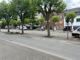 Op deze unieke ligging bieden wij u deze statige woning met veel potentieel aan.Bestaande uit gelijkvloerse handelsruimte die kan ook kan dienen als...