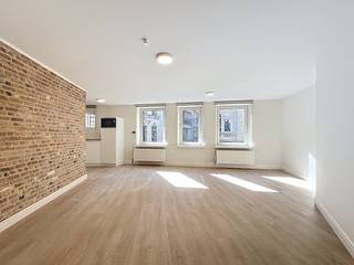 Deze studio bevindt zich op de eerste verdieping in een kleinschalige residentie, pal in het Gentse stadscentrum. Winkels, openbaar vervoer, horeca... U vindt hier alles dat de stad Gent u te bieden heeft.Indeling van de studio: leefruimte met geïnstalleerde, open keuken - badkamer voorzien van lavabomeubel, toilet, douche en aansluiting voor een wasmachine.De gemeenschappelijke kosten, onder de vorm van een forfait, bedragen 70,00 EUR/maand en dienen voor het onderhoud van de gemeenschappelijke delen.De studio is onmiddellijk beschikbaar!