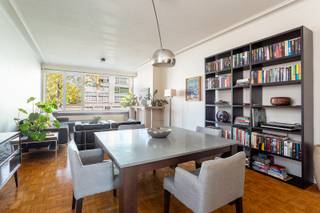Lichtrijk 3 slpk appartement met terras<br /><br />Locatie<br />Gelegen aan de Luitenant Lippenslaan bevindt dit appartement zich op een strategische locatie in Extramuros Borgerhout. Je geniet hier van een vlotte verbinding naar het centrum van Antwerpen, zowel met de wagen als met het openbaar vervoer. Winkels en grootwarenhuizen bevinden zich op wandelafstand, terwijl de belangrijkste autosnelwegen snel en eenvoudig bereikbaar zijn. Met een Mobiscore van 9,5/10 is dit de ideale uitvalsbasis voor wie comfortabel en centraal wil wonen.<br /><br />Beschrijving<br />Dit instapklare appartement is gelegen op de 1ste verdieping van een verzorgd gebouw en verwelkomt je via een ruime inkomhal met vestiaire, die toegang biedt tot alle vertrekken. De leefruimte straalt warmte en gezelligheid uit dankzij de mooie parketvloer, het overvloedige daglicht en de aangename indeling. De recent vernieuwde keuken is modern en functioneel ingericht en biedt directe toegang tot het gezellige inpandige terras. Verder beschikt het appartement over drie volwaardige slaapkamers, elk met voldoende ruimte en lichtinval, perfect als slaap-, werk- of hobbykamer. De badkamer is uitgerust met een douche en er is tevens een apart toilet aanwezig voor extra comfort. Tot slot is er nog een privatieve kelderberging.<br /><br />Bijzonderheden<br />- Conforme elektriciteit<br />- Huidige maandelijkse lasten: +-267 euro (incl.: voorschot water, voorschot verwarming, professionele syndicus, blokpolis, wekelijkse poets gemeensch. delen, elektriciteit gemeensch. delen, nazicht brandblusapparaten, poets ramen voorzijde, onderhoud en keuring lift)<br />- Aparte meter: elektriciteit<br />- Fietsenberging<br /><br />Verplichte vermeldingen<br />EPC: 449 kWh/m²<br />P-score: A<br />G-score: A<br />Stedenbouwkundige inlichtingen: Wg, Gvg, Gvv, Gmo, Gvkr<br />Dit pand kan onderhevig zijn aan de renovatieverplichting die door de Vlaamse overheid wordt opgelegd voor residentiële gebouwen. Consulteer voor meer informatie de website van het Vlaams Energie- en Klimaatagentschap via https://www.vlaanderen.be/een-woning-kopen/renovatieverplichting-voor-residentiele-gebouwen-vanaf-2023.