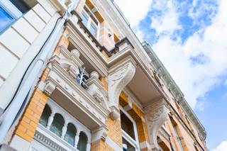 <p>Deze charmante en volledig afgewerkte herenwoning combineert authentieke elementen met hedendaags comfort en hoogwaardige afwerking. De woning werd de voorbije jaren smaakvol geüpdatet en is volledig instapklaar. Gelegen in het geliefde Oud-Berchem, op wandelafstand van het Albertpark en de iconische Brouwerij De Koninck, geniet u hier van een levendige buurt met tal van voorzieningen en een uitstekende bereikbaarheid.</p>
<p>Bij het binnenkomen wordt u verwelkomd in een statige inkomhal met een prachtige marmeren trap, die meteen de authentieke charme van het pand benadrukt. Vanuit de hal bereikt u het ruime souterrain, momenteel ingericht als bureau- en ontspanningsruimte met extra bergruimte. Dankzij de veelzijdige indeling kan deze verdieping eenvoudig worden aangepast aan uw woonbehoeften. Achteraan bevinden zich de praktische wasplaats en kelder.</p>
<p>De leefkeuken vormt het hart van de woning en werd stijlvol ingericht met een marmeren werkblad en kwalitatieve inbouwtoestellen. Aansluitend bevindt zich de eetruimte met een op maat gemaakte zitbank, die uitnodigt tot sfeervolle diners. De directe toegang tot de gezellige koer zorgt voor een aangename verbinding tussen binnen en buiten.</p>
<p>Een verdieping hoger vindt u een ruime en lichtrijke woonkamer met extra zithoek. Authentieke details, zoals de originele schouwmantel en de doorlopende parketvloer, creëren een warme uitstraling.</p>
<p>Op de bovenste verdieping bevindt zich de royale master bedroom met aansluitend een stijlvolle badkamer, uitgerust met een ligbad en een ruime inloopdouche. Een ideale plek om volledig tot rust te komen.</p>
<p>Extra troeven:</p>
<ul>
<li>Zonnepanelen</li>
<li>Airco in de volledige woning</li>
<li>Ingemaakte kasten</li>
<li>Mogelijkheid tot overname huurcontract van parking met laadpaal</li>
</ul>
<p>Een unieke woning voor wie op zoek is naar karakter, comfort en een toplocatie in Berchem.</p>
<p>Contacteer LISTED voor een bezoek: +32 3 283 51 51.</p>