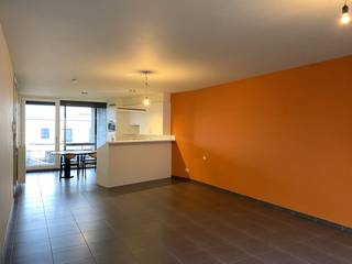 Maak uw bezoek aan ons nog eenvoudiger! Vul alstublieft vooraf de huurdersfiche in en stuur deze naar delphine@vastgoeddemeyer.be. Wij nemen daarna contact met u op om een afspraak ter plaatse te plannen. U kunt de fiche vinden onder de downloads. Alvast bedankt! <br /><br />Deze gezellige woning is centraal gelegen in Pittem. Dit op wandelafstand van de basisschool, winkels, bakker, slager, ..... De woning is onmiddellijk vrij.<br /><br />U komt binnen via de ruime inkomhal met trappenhal. Deze biedt U toegang tot de leefruimte met open ingerichte keuken. De keuken omvat: koelkast | elektrische kookplaat | oven | vaatwasser | microgolfoven. Naast de keuken is er de praktische berging. Via een opdraaiend raam kan u via de trap naar het ruime terras met buitenberging. Tevens is hier een handige berging met aansluiting voor een wasmachine. Verder omvat de eerste verdieping nog een gastentoilet.<br /><br />Het tweede verdiep omvat 2 slaapkamers, badkamer met ligbad, lavabo met meubel en douche. Ook dit verdiep is voorzien van een apart toilet en een berging. Vervolgens is er op het derde verdiep nog een polyvalente ruimte die kan dienen als master bedroom of als bureel.<br /><br />De woning is voorzien van een carport met elektrische sectionale poort en staanplaats.<br /><br />PLUSPUNTEN:<br />* CENTRALE LIGGING<br />* INSTAPKLAAR<br />* ENERGIEZUINIG<br />* CARPORT + STAANPLAATS