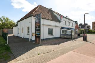 NIEUWE VRAAGPRIJS!!<br /><br />Horecagebouw (café "Paddocksplace") bestaande uit een ingerichte eetcafé, feestzaal, bovenliggende woonst en een aparte garage in het tuingedeelte.<br />De zaak is gelegen in het centrum van Schulen, deelgemeente van Herk-de-Stad.<br />De locatie is trouwens een gekende wandelregio met het Schulensmeer als absolute trekpleister.<br /><br />Het gebouw bestaat op het gelijkvloers uit een ingericht en gemeubeld cafégedeelte met toogmeubel en frigo's, toiletten (dames en heren), feestzaal met toogmeubel en tuinterras, bergplaatsen, een professioneel ingerichte keuken met koelcel, badkamer en wasplaats.<br />Vooraan het gebouw vinden we een ruim terras met automatische zonneluifel en voldoende parkeergelegenheid.<br />Op de eerste verdieping bevinden zich een leefruimte, twee slaapkamers en een vergaderlokaal.<br />Het zadeldak is voorzien van voldoende zonnepanelen om de energiekosten te drukken.<br />Achter de zaak treffen we een aparte ruime garage en een tuin met terrasgedeelte.<br /><br />In de vraagprijs is tevens de uitbating en infrastructuur inbegrepen, de zaak is trouwens vrij van contracten met toeleveranciers!<br />Uiteraard kunnen na aankoop andere activiteiten worden uitgebaat door de nieuwe eigenaar.<br />Commerciële locatie, zeer interessante kans voor mensen die bereid zijn de handen uit de mouwen te steken!<br />Beschikbaarheid bespreekbaar met de huidige eigenaar.<br /><br />Voor meer info of een afspraak: 0473333333 of mail philip@wijns.be.<br /><br /><br /><br /> 