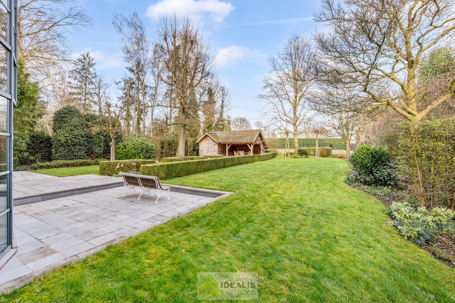 EXTRA RUIME VILLA MET EEN PRACHTIG LICHTRIJKE LEEFRUIMTE, RUIME KEUKEN, 4 SLAAPKAMERS, 2 BADKAMERS EN EEN RUIM PRAKTIJK/KANTOORGEDEELTE OP EEN RIANT EN CENTRAAL PERCEEL VAN MAAR LIEFST 16A 27CA OP EEN GUNSTIGE LOCATIE NABIJ HET CENTRUM VAN ACHEL! - foto 4