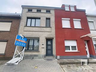 <p><span>Op zoek naar een comfortabele en praktisch ingedeelde gezinswoning op een gunstige locatie? Deze gezellige woning, gelegen vlak bij het centrum van Diest, biedt alles wat een gezin nodig heeft.</span></p><p><span>De woning beschikt over drie volwaardige slaapkamers, met de mogelijkheid om een vierde slaapkamer in te richten op de zolderverdieping. De moderne, volledig uitgeruste keuken is voorzien van alle nodige toestellen en vormt het hart van de woning.</span></p><p><span>Een absolute troef is de achtertuin met verharde terrassen en een verzorgd groen gazon. Hier geniet u in alle rust van het buitenleven, met volop ruimte voor ontspanning, spelende kinderen of gezellige momenten met familie en vrienden. Dankzij de omheining rondom biedt de tuin een hoog niveau van privacy en veiligheid.</span></p><p><span>Indeling:<br />· Inkomhal;<br />· Woonkamer;<br />· Keuken voorzien van alle toestellen; <br />· Toilet <br />· 3 slaapkamers, mogelijk tot 4<br />· Badkamer met inloopdouche en toilet;<br />·Tuin;<br />· Berging/ washok;<br />· Kelderberging;<br />· Zolderberging;<br /><br />Pluspunten:</span></p><p><span>- Vlakbij het centrum van Diest<br />- Dichtbij station<br />- Op wandelafstand van winkels, horeca, scholen, openbaar vervoer</span></p><p><span> </span></p><p><span>De huurprijs bedraagt €1370,00</span></p><p><span>Wilt u dit appartement graag bezoeken? Dat kan!</span></p><p><span> </span></p><p><span>Vul uw huurprofiel in op Immodiest.be (onder te huur - >Eduard Robeynslaan 116 - 3290 Diest ->Oranje knop -> 'Huuraanvraag')</span></p><p><span>Van zodra wij deze informatie ontvangen hebben, nemen wij contact met u op.</span></p><p><span> </span></p>