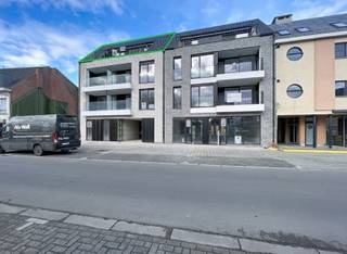 INDELING KELDER (-1)Grote afgesloten kelderberging 7m².INDELING GELIJKVLOERS (0)Autostaanplaats achteraan, gemeenschappelijke afvalberging,...