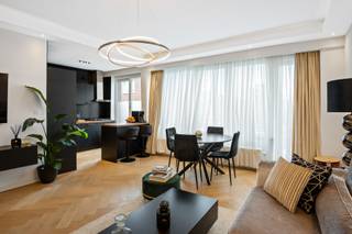 <p>Discover your new home in a prime location! This stylish apartment is located in a quiet neighborhood near the green Valaarpark - ideal for relaxation and recreation! Moreover, you will find shops and schools just a stone's throw away and you will enjoy a smooth connection with both public transport and by car or bicycle. In short, this location offers the perfect balance between carefree living and urban convenience. Not only the location is a huge plus here, just think of the trendy appearance and the use of high-quality materials. This is especially evident in the spacious living room with built-in LED lighting and a beautiful herringbone parquet floor that was seamlessly extended into the open kitchen, which was equipped with contemporary comfort and modern installations. The bathroom was luxuriously furnished with a spacious walk-in shower, sink and toilet. You also have 2 comfortable bedrooms here (16 m² &amp; 14 m²), the largest of which is equipped with air conditioning. Last but not least: the apartment was completely renovated in 2021 with an eagle eye on quality and energy efficiency! All this results in a nice EPC label B.</p>
<p>Technical data: No monthly costs! Furthermore, there are only 3 owners in the entire building.  2 cellars + storage room with connection for a washing and drying machine! Electricity is compliant. The roof was completely renovated and insulated, gas central heating, high-efficiency PVC glazing.</p>
<p>Urban planning information and soil certificate on request. Asbestos safe! Is not located in a risk zone for flooding (P and G score B). Renovation obligation not applicable.</p>