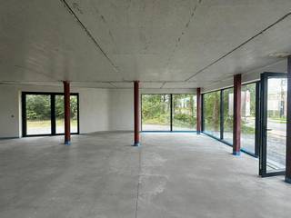 Aan de Crutzenstraat 38A in Hasselt bevindt zich deze polyvalente ruimte van ca. 140 m², op een interessante locatie voor ondernemers, vrije beroepen en andere professionele activiteiten.<br /><br />De ligging combineert rust en bereikbaarheid met de nabijheid van het centrum van Hasselt. Het pand bevindt zich op slechts enkele minuten van het centrum en vlak bij de Grote Ring, waardoor zowel het stadscentrum als de belangrijkste invalswegen vlot bereikbaar zijn.<br /><br />Een belangrijke troef is de zeer ruime parkeergelegenheid. Zowel medewerkers als klanten, patiënten of bezoekers kunnen hier eenvoudig parkeren. Daarnaast geniet de ruimte van veel natuurlijk licht en een open, polyvalent karakter.<br /><br />Momenteel bevindt het pand zich in een semi-afgewerkte staat. De eigenaar is bereid om het pand op zeer korte termijn verder af te werken volgens de concrete wensen en noden van de huurder. Hierdoor kan de ruimte optimaal worden afgestemd op de activiteit van de toekomstige gebruiker.<br /><br />De mogelijkheden zijn veelzijdig. Zo is het pand bijzonder geschikt als kantoor voor bijvoorbeeld een boekhoudkantoor, advocatenkantoor of consultancy. Ook vrije beroepen en praktijken zoals een logopedie- of psychologiepraktijk kunnen hier uitstekend worden ondergebracht.<br /><br />Daarnaast leent de open ruimte zich uitstekend voor activiteiten waarbij bewegingsruimte centraal staat, zoals een pilates-, yoga- of bewegingsstudio. De combinatie van de ruime binnenruimte, de buitenruimte, het natuurlijke licht en de parkeermogelijkheden vormt hiervoor een sterke basis.<br /><br />Voor meer informatie of een bezoek, neem gerust contact op via +32 470 85 30 84.