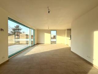 Op zoek naar een instapklare woning in een rustige, kindvriendelijke buurt? Deze prachtig afgewerkte nieuwbouwwoning in Harelbeke combineert comfort, energiezuinigheid en een doordachte indeling.<br /><br />De lichtrijke leefruimte met grote raampartijen vormt het hart van de woning en sluit naadloos aan op een moderne open keuken – ideaal voor gezellige gezinsmomenten . Aansluitend bevindt zich een praktische berging, perfect voor extra opbergruimte en het plaatsen van wasmachine en droogkast.<br /><br />Op de eerste verdieping bevinden zich drie volwaardige slaapkamers. De stijlvolle badkamer is uitgerust met zowel een bad als een aparte douche – pure ontspanning gegarandeerd.<br />Dankzij de zonnepanelen is deze woning niet alleen toekomstgericht maar ook energiezuinig, wat resulteert in een lagere energiefactuur.<br /><br />Troeven op een rij:<br />Rustige, aangename woonwijk<br />Lichtrijke leefruimte met open keuken<br />Handige berging<br />3 slaapkamers op de eerste verdieping<br />Moderne badkamer met bad én douche<br />Zonnepanelen voor extra energie-efficiëntie<br />Regenput van 10.000 liter<br />Mooie oprit met carport<br /><br />Deze prijs is exclusief registratierechten en btw. Aankoop is aan 21% btw op de constructie. De woning wordt nog tot in de puntjes afgewerkt.<br /><br />Mis deze kans niet en maak van deze woning jouw nieuwe thuis in Harelbeke!