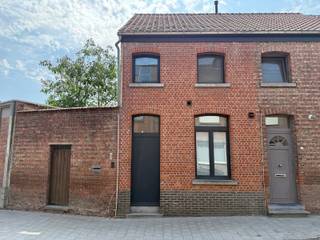 <p><span>Volledig en duurzaam gerenoveerde en 100% instapklare woning met tuin en garage.<br />Super gezellig ingericht, veel lichtinval en alle comfort aanwezig.<br /></span><span>Deze charmante woning biedt :<br /><br />✅ Veel lichtinval<br />✅ Super gezellige leefruimte met zicht op de tuin<br />✅ Twee ruime slaapkamers (17m2 & 15m2)<br />✅ Ingerichte keuken (alle toestellen) en dito badkamer met douche.<br />✅ Tuin + groot overdekt terras en garage, allen vlot bereikbaar via de achterzijde<br />✅ EPC Label B<br />✅ Conforme elektriciteit tot 2051<br />✅ Asbest-veilig<br />✅ Warmtepomp inclusief airco<br />✅ Zonnepanelen<br /><br />Instapklaarder worden woningen niet aangeboden.</span></p>
<p><span>Ideaal als starterswoning, investering of voor klein gezin.</span></p>