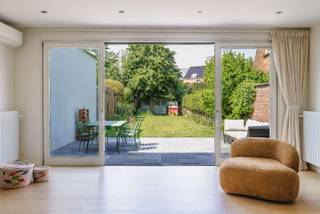 RUIME WONING IN SCHOTEN CENTRUM (garage apart)<br /><br />Instapklare gezinswoning met 4 slaapkamers, 2 badkamers en zonnige zuidwest tuin.<br /><br />NIVEAU -1<br />Droge en praktische kelder.<br /><br />NIVEAU 0<br />Ruime inkomhal met plaats voor fiets/buggy en vestiaire.<br />Afzonderlijk gastentoilet.<br />Open leef- en eetkeuken van ca. 20m².<br />Lichtrijke leefruimte van ca. 40m² met grote raampartijen naar de tuin, lichtstraat en warmtepomp/airco.<br />Praktische berging/wasruimte met werkblad, spoelbak, ingemaakte kasten en toegang tot de kelder.<br /><br />NIVEAU +1<br />Nachthal met afzonderlijk toilet.<br />Ruime master bedroom van ca. 15m² met ingemaakte kasten, automatische rolluiken en ensuite badkamer uitgerust met ligbad, inloopdouche en dubbele wastafel met meubel.<br />Tweede slaapkamer van ca. 11m² met zonnewering en warmtepomp/airco.<br />Tweede badkamer met douche en wastafel.<br /><br />NIVEAU +2<br />Nachthal.<br />Derde slaapkamer van ca. 14m² met ingemaakte kasten, grote Veluxramen en warmtepomp/airco.<br />Vierde slaapkamer van ca. 15m² met ingemaakte kasten, grote Veluxramen en warmtepomp/airco.<br /><br />TUIN<br />Mooi aangelegde, onderhoudsvriendelijke zuidwest tuin met veel privacy.<br />Terras.<br />Ruim tuinhuis.<br /><br />TROEVEN<br />+Volledig instapklare woning.<br />+Vier volwaardige slaapkamers en twee badkamers.<br />+Zonnige zuidwest tuin.<br />+Energiezuinig: EPC-label B (124 kWh/m² jaar) en 10 zonnepanelen.<br />+Conforme elektrische installatie.<br />+Asbestveilig.<br />+Centrale maar rustige ligging in een verkeersarme straat, op wandelafstand van winkels, zaterdagmarkt, scholen, openbaar vervoer, sportfaciliteiten, speeltuinen, parken, etc.<br /><br />EXTRA Mogelijkheid tot aparte aankoop of huur van ruime garagebox op wandelafstand van de woning (niet inbegrepen in bovenvermelde prijs).<br /><br />Bezoeken mogelijk op afspraak.<br />Alle attesten (EPC, elektriciteit, asbest) beschikbaar op aanvraag.