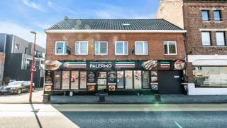 Op zoek naar een plek waar wonen en werken perfect samenkomen? Dan is dit veelzijdige handelshuis in het levendige hart van Maasmechelen absoluut...