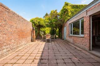 <p>In an extremely convenient location in Meire, within walking distance of the center of Zottegem, supermarkets and schools, is this versatile home with commercial space, large indoor garage, surprisingly large storage space and four bedrooms.</p><p>At the front of the house there is a commercial space that is perfect for an independent activity. Adjacent you will find an exceptionally spacious indoor garage with enough height to store a van or the like. Besides the garage, the property also includes an additional workshop and cellar, providing plenty of storage space.</p><p>The living space connects seamlessly to the kitchen. The bathroom and toilet are also located on the ground floor.<br />On the second floor you will find no less than four full bedrooms. The spacious attic floor also offers the possibility of creating two additional rooms.</p><p>An absolute asset of this home is the outdoor space. At the back, you can enjoy the cozy terrace and pleasant south-facing garden, rare in this central location in the heart of Zottegem.</p><p>A property with lots of space, potential and that in a prime location. Discover the possibilities of this property yourself during a site visit!</p>