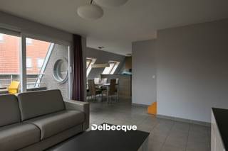 Ben je op zoek naar een ruim en instapklaar appartement aan zee, waar licht, comfort en rust samenkomen?<br />Dit duplexappartement met twee slaapkamers biedt een aangename woonbeleving in een verzorgd domein op wandelafstand van het strand en vlak bij de Royal Ostend Golf Club.<br /><br />De leefruimte met open keuken vormt het hart van het appartement en geeft uit op een mooi terras, de ideale plek om te genieten van de zon en de frisse zeelucht.<br />De twee slaapkamers bevinden zich op de bovenverdieping, wat zorgt voor extra privacy en een huiselijk gevoel.<br />Dankzij de doordachte indeling, praktische bergruimte en kwalitatieve afwerking is dit appartement volledig instapklaar.<br /><br />Een perfecte keuze voor wie op zoek is naar een comfortabel tweede verblijf, een zorgeloze investering of een stijlvolle woonst dicht bij zee.<br /><br />Ontdek dit appartement op zaterdag 27 juni!<br />Schrijf je in voor het bezoekmoment: https://360.zabun.be/public/visitreservationcomponent/visitreservation.aspx?guid=3B0F2E87-364E-48F7-94BF-DC54FDF4D845&amp;languageid=nl&amp;id=83875117&amp;c=BE