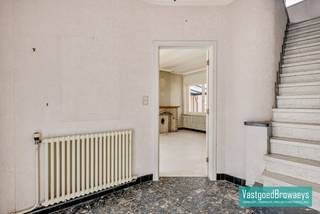 In de charmante dorpskern van Horebeke bevindt zich deze statige rijwoning met <strong>garage, veranda, terras en tuin</strong>. Deze karaktervolle woning biedt een praktische indeling en vormt de ideale basis voor wie op zoek is naar een woning met veel potentieel, die nog verder naar eigen smaak kan worden opgefrist.<br /><br />Bij het betreden van de woning komt u binnen in een ruime inkomhal, die meteen de statige uitstraling van deze eigendom benadrukt. Aansluitend bevindt zich de lichtrijke leefruimte, gevolgd door een aparte keuken en een veranda met zicht op de buitenruimte. Verder beschikt de woning op het gelijkvloers over een garage, een terras en een aangename tuin, wat zorgt voor extra comfort en gebruiksgemak.<br /><br />Op de bovenverdieping bevinden zich drie volwaardige slaapkamers en een badkamerruimte. Zolderverdieping met nog héél wat potentiël. <br />Mits een opfrissing of renovatie kan deze eigendom uitgroeien tot een bijzonder aangename en stijlvolle thuis.<br /><br />Voor meer informatie of een bezoek ter plaatse bel Stefanie op het nummer 055/59 50 10 of email stefanie@vastgoedbrowaeys.be<br /> 