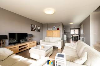 Deze stijlvolle duplex op de 7de verdieping biedt ruimte, licht en comfort op een toplocatie vlak bij de duinen en de zeedijk. Het pand wordt...