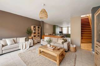 <p>WELKOM IN ZINGEM: CHARMANTE WONING MET VEEL POTENTIEEL</p><p>Deze sfeervolle woning gelegen in Kruisem biedt een perfecte combinatie van klassieker charme en moderne comfort.</p><p>Het huis beschikt over drie comfortabele slaapkamers verdeeld over meerdere verdiepingen. De begane grond herbergt een gezellige woonkamer met directe toegang tot een modern ingerichte keuken. Deze open indeling creëert een perfect samenhangend leefgedeelte waar licht en ruimte centraal staan.</p><p>De keuken is voorzien van hoogwaardige kasten in een aantrekkelijke tint met houten details, gecombineerd met een modern werkblad. Ramen bieden veel daglicht en zorgen voor een aangename werkplek. De aangrenzende eethoek maakt van dit gedeelte het warme hart van het huis. De grote woonkamer biedt volop mogelijkheden voor gezellige zithoeken en beschikt over schuifdeuren die uitkomen op een binnentuin.</p><p>De woning telt drie ruime slaapkamers. De badkamer is volledig uitgerust met een modern inrichtingsschema. Deze beschikt over een inloopdouche, vrijstaand bad, dubbele wastafel en voldoende opslagruimte. De ruimte ademt comfort en functionaliteit uit, met vensterlicht dat voor een aangenaam wasritme zorgt.</p><p>Gelegen in het aantrekkelijke Zingem, biedt deze woning een ideale balans tussen dorpse rust en stedelijke voorzieningen.</p><p><br />Bezoek na afspraak met IMMO BEGUIN: flore@immobeguin.be<br /> </p>