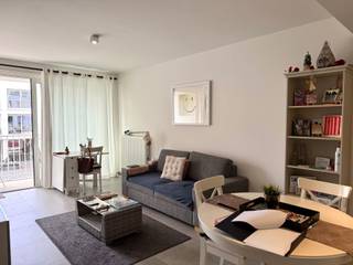 Ontdek dit verzorgd en lichtrijk appartement, gelegen op de eerste verdieping aan de Onze-Lieve-Vrouwstraat 14 te Antwerpen. Dankzij de aangename lichtinval, de praktische indeling en het gunstige EPC-label A biedt dit appartement een comfortabele en energiezuinige woonervaring.<br /><br />De open leefruimte sluit mooi aan op de volledig uitgeruste keuken en geeft toegang tot het aangename terras met uitzicht op de rustige binnentuin.<br /><br />GA NAAR WWW.DEBOERENPARTNERS.BE OM RECHTSTREEKS UW ONLINE AFSPRAAK IN TE PLANNEN<br /><br />Indeling:<br />Inkomhal<br />Lichtrijke leefruimte<br />Volledig uitgeruste open keuken<br />1 slaapkamer<br />Badkamer met inloopdouche en lavabomeubel<br />Aangenaam terras<br /><br />De leefruimte vormt het hart van het appartement en geniet van veel natuurlijke lichtinval dankzij de grote raampartijen. De open keuken is praktisch ingericht en voorzien van de nodige inbouwtoestellen.<br /><br />De slaapkamer is rustig gelegen en beschikt eveneens over veel lichtinval. De moderne badkamer is uitgerust met een ruime inloopdouche en een stijlvol lavabomeubel.<br /><br />Het overdekte terras kijkt uit op de gemeenschappelijke binnentuin en vormt een aangename plek om in alle rust te ontspannen. Bovendien is er een autostaanplaats inbegrepen in de huurprijs, wat een belangrijke meerwaarde is op deze centrale locatie.<br /><br />Bijzonderheden:<br />EPC-label A<br />Autostaanplaats inbegrepen in de huurprijs<br />Algemene kosten: €75,00 per maand<br />Gelegen op de eerste verdieping<br />Beschikbaar vanaf 01/09<br /><br />GA NAAR WWW.DEBOERENPARTNERS.BE OM RECHTSTREEKS UW ONLINE AFSPRAAK IN TE PLANNEN