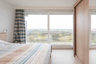 Dit verzorgde en instapklare doorloopappartement van 59 m² combineert comfort, licht en een uitstekende ligging. Dankzij het doorloopconcept geniet het appartement van open zichten aan beide zijden en een aangename lichtinval.<br /><br />Indeling & troeven:<br />- Lichtrijke leefruimte met prachtig zicht op het strand<br />- Open zicht aan de achterzijde<br />- 1 ruime slaapkamer<br />- Verzorgde badkamer met ligbad en douche<br />- Energiezuinig (EPC B)<br />- Neutrale, tijdloze afwerking<br />- Instapklaar en netjes onderhouden<br />- Kelder aanwezig<br />- Mogelijkheid tot aankoop van een garage<br />- Zwembad en speelzaal in de residentie<br /><br />Dit appartement is ideaal als vaste woonst, tweede verblijf of investering aan zee.